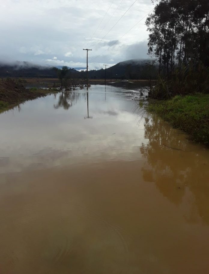 Estrada que liga a região dos Pinheirinhos também ficou alagada