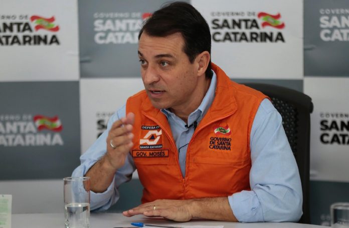 20mar2020---coletiva-de-imprensa-com-governador-de-santa-catarina-carlos-moises-1584741802972_v2_1920x1255