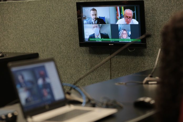 fotonoticia_190820_com_trabalho_FQ