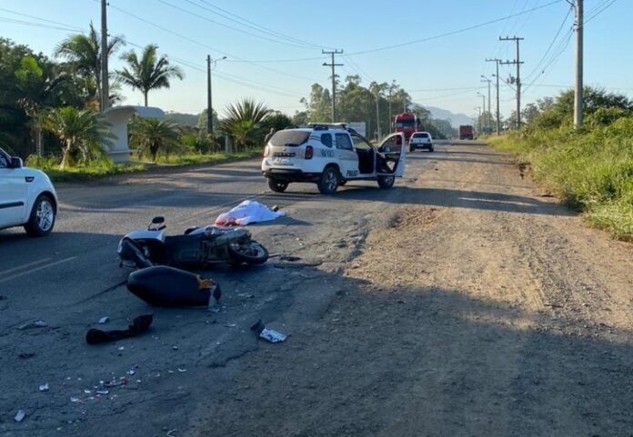 motociclista-morre-apos-colisao-com-caminhao-na-jorge-lacerda