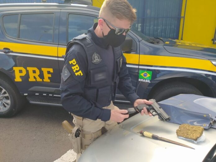 Foragido é preso com drogas e arma falsa em operação da PRF e BM de Torres