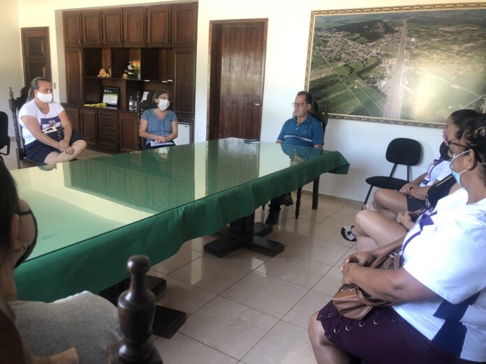 Prefeito Brambila recebe pais de alunos especiais