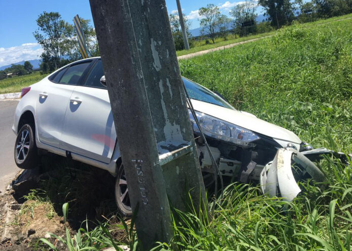 Veículo com idosos colide contra poste na Barranca