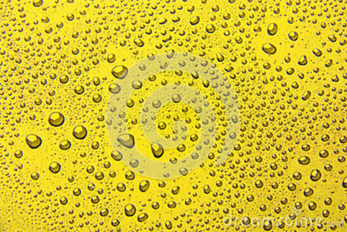 gotas-da-água-em-um-fundo-da-cor-amarelo-89405549
