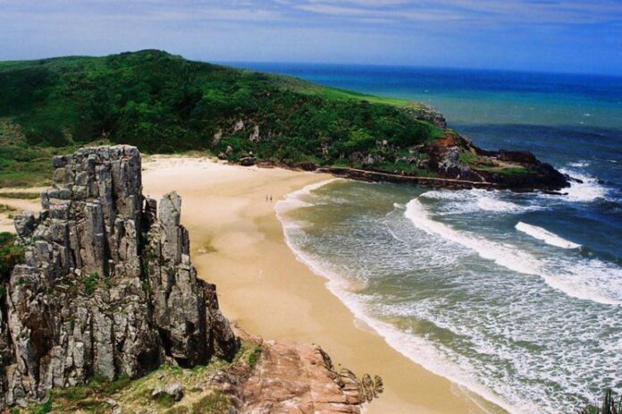 751-092228-torres-praia-da-guarita-foto-valdiney-pimenta-cc-by-sa-30gr