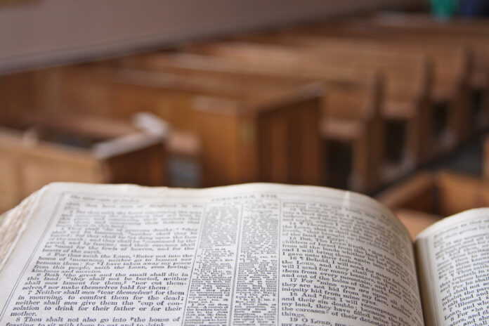 biblia-aberta-no-pulpito
