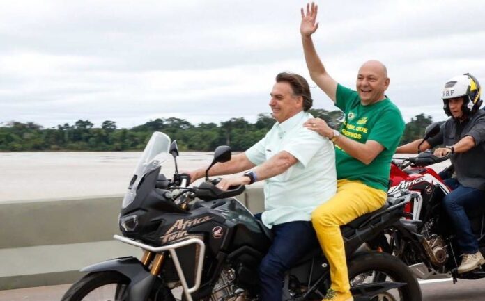 luciano-hang-dono-das-lojas-havan-ganha-carona-em-moto-com-presidente-jair-bolsonaro-1620428441086_v2_1170x540-2-868x540