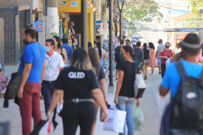 Pessoas-calçadão-Foto-Cláudio-LAHOS-12-scaled
