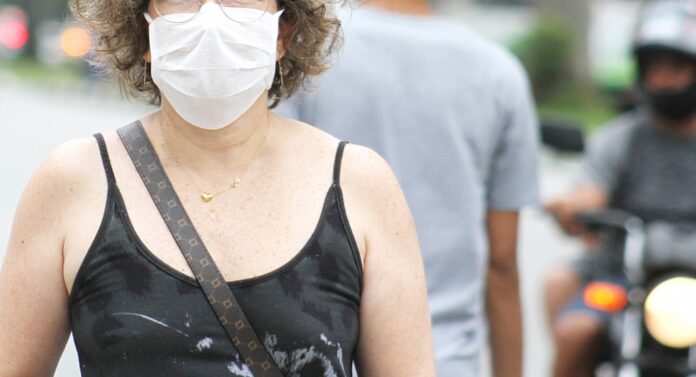 mulher de mascara na rua