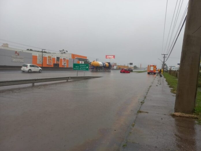 quatro-motoristas-sofrem-acidente-apos-aquaplanagem-na-br-101-em-sombrio