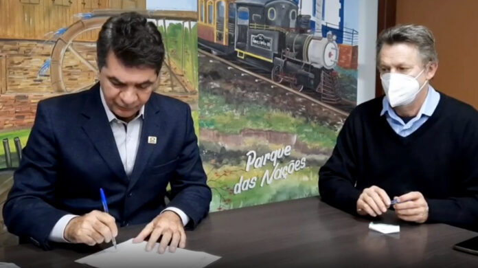 Decreto_assinado_pelo_prefeito_Foto_Divulgacao_Decom