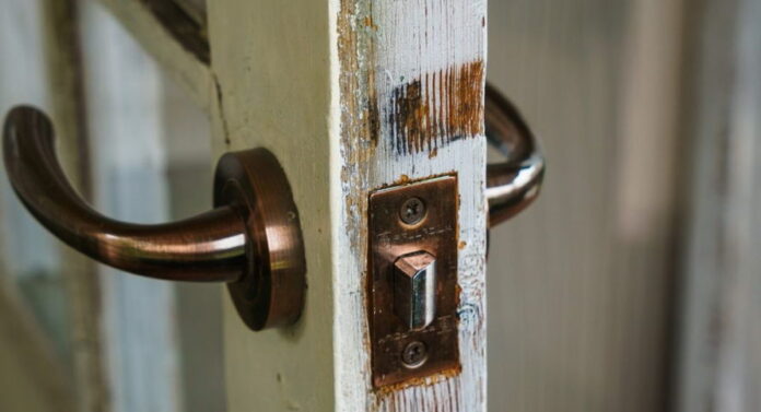 Empresario-encontra-porta-de-empresa-arrombada-e-o-00517842-0-202102090736