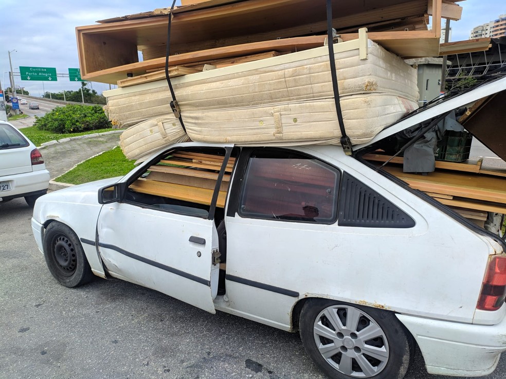 carro-sobrecarregado-floripa