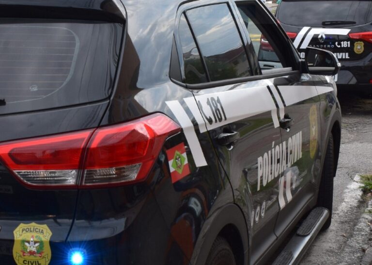 Bandidos roubam veículo, fazem motorista refém e realizam assalto em Criciúma Bandidos roubam veículo, fazem motorista refém e realizam assalto em Criciúma