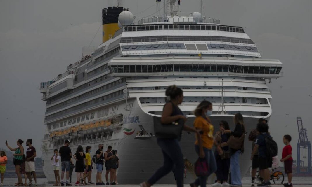 96816671_RI-Rio-de-Janeiro-RJ-30-12-2021Cidade-do-Rio-lotada-de-turistas-para-o-Reveillon-Na