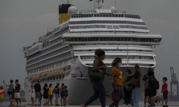 96816671_RI-Rio-de-Janeiro-RJ-30-12-2021Cidade-do-Rio-lotada-de-turistas-para-o-Reveillon-Na