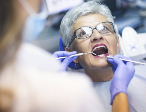 Saúde-bucal-do-idoso-veja-cuidados-com-os-dentes-na-terceira-idade-2-510x392