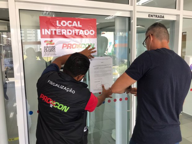 procon_sc_fecha_11_agencias_apos_descumprimento_da_lei_do_tempo_maximo_de_espera_na_fila_20220215_1476457004