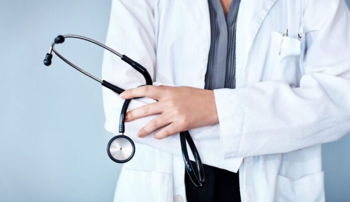 8-grandes-médicos-que-revolucionaram-a-Medicina-780x450