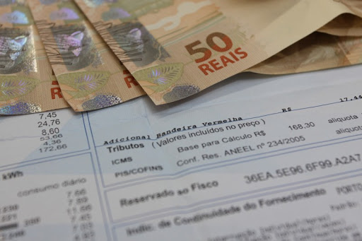 conta-e-luz-e-dinheiro