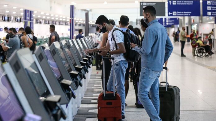 Uso-de-mascara-em-aeroporto