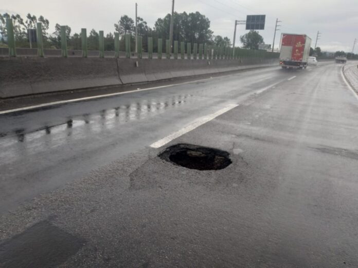buraco-na-br-101-em-santa-rosa-do-sul-deixa-trafego-de-veiculos-em-meia-pista-1145978