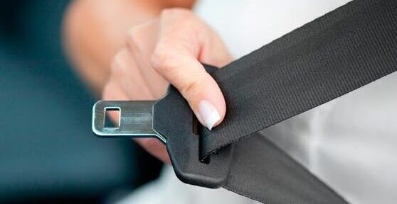 putting-on-seatbelt-car-getty_573x300