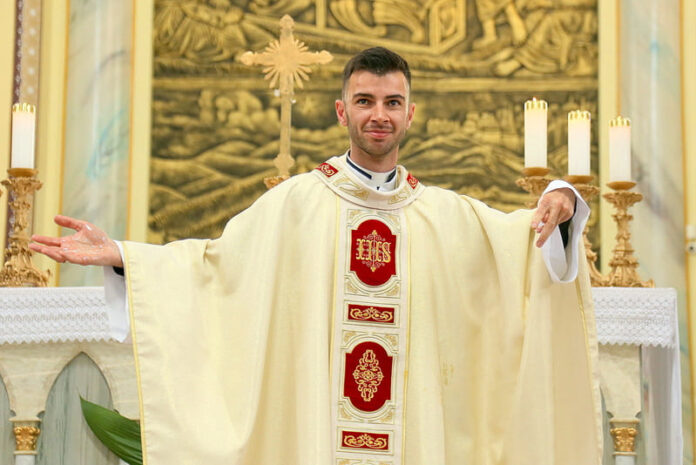 diacono-rafael-e-ordenado-novo-padre-da-diocese-de-criciuma-62ef06fcab4b4 (1)
