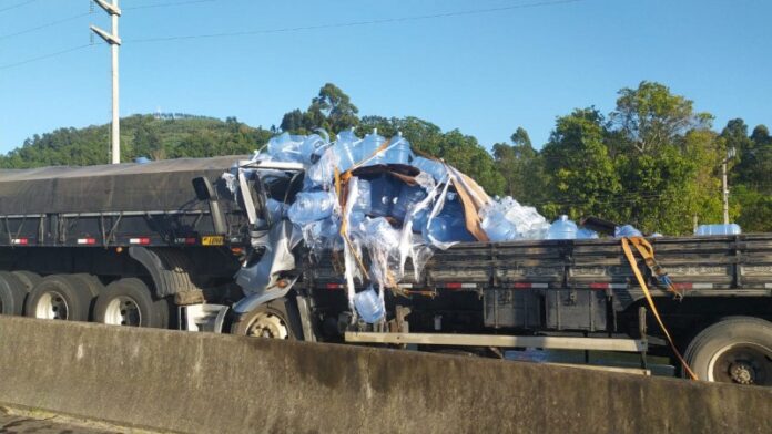 caminhoneiro-morre-e-passageiro-fica-gravemente-ferido-apos-colisao-traseira-na-br-101