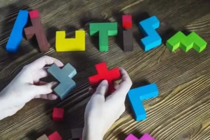 autismo-escrito-em-letras-de-madeira-coloridas