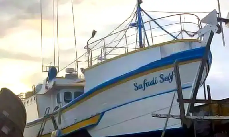 barco-naufraga-com-12-pessoas