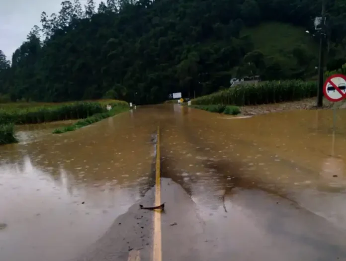 Rodovia-SC-350-KM-361-em-Aurora-continua-interditada