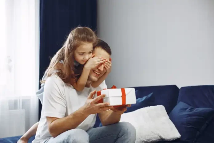 feliz-dia-dos-pais-filha-cumprimenta-papai-filha-com-o-pai