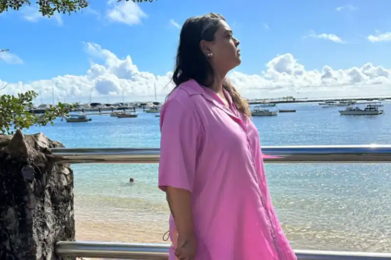 preta-gil-olhando-o-mar