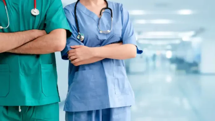medico-trabalhando-no-hospital-assistencia-medica-e-medica-1536x677