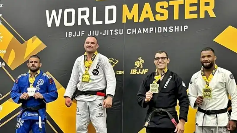 bonfante-recebendo-o-titulo