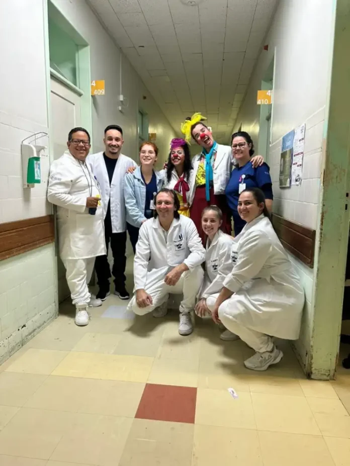 hsjose-recebe-profissionais-trupe-alegria-1697554982