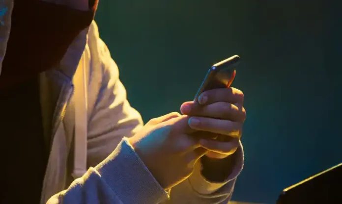 hacker-de-computador-com-capuz-roubar-informacoes-com-o-laptop