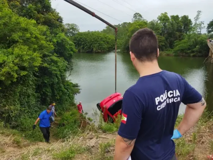 motorista-morre-apos-cair-com-carro-em-rio-de-ararangua