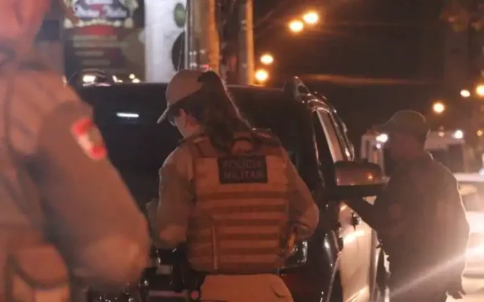 ajustada-noite-barreira