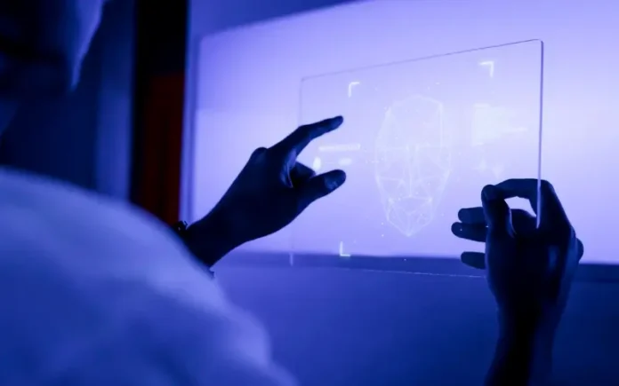 designer-usando-uma-tecnologia-futurista-de-tela-de-tablet-digital-transparente