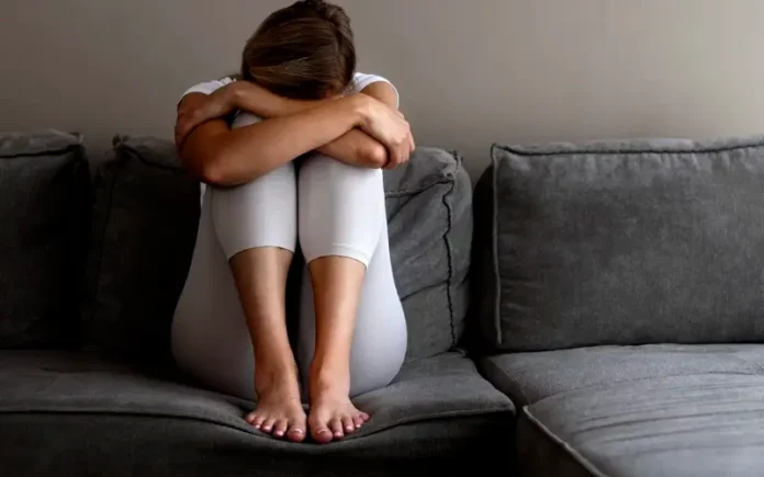 r-sentada-no-sofa_0 (1)