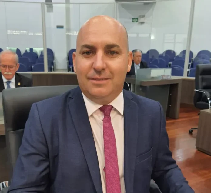 328b15a5-d086-4770-9d70-fa1f969a9056