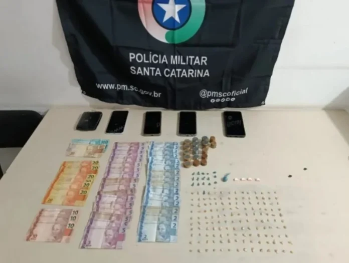 trio-e-preso-por-trafico-de-drogas-em-sombrio-20240718095033 (3)