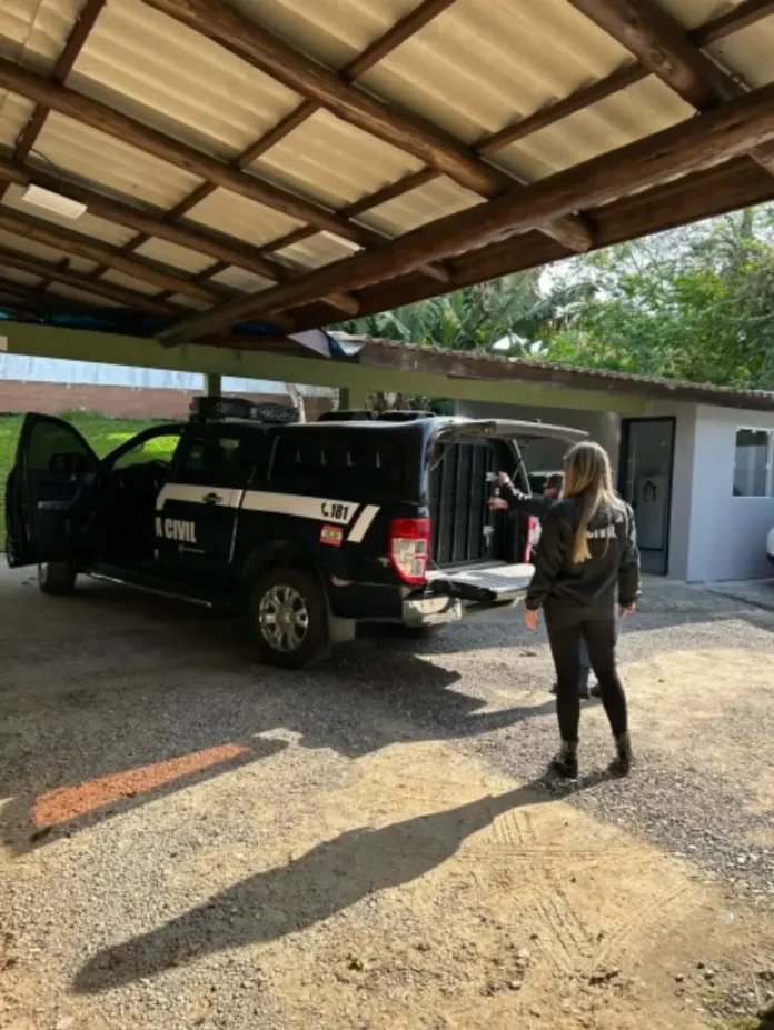 mulher-acusada-de-aplicar-golpes-em-imigrantes-e-presa-em-criciuma (1)