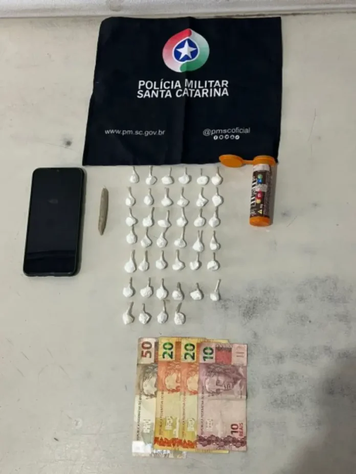 homem-e-preso-apos-ser-abordado-com-porcoes-de-cocaina-em-ararangua