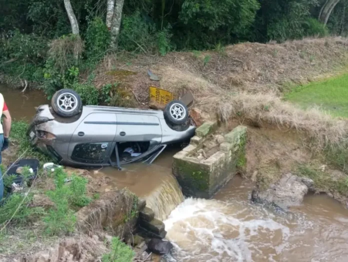 turvo-duas-pessoas-ficam-feridas-em-capotamento-na-sc-108