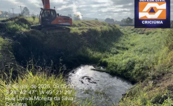 Defesa Civil de Criciúma realiza desassoreamento do Rio Cedro no bairro Renascer