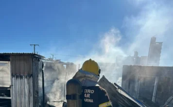 Bombeiros controlam incêndio em depósito de recicláveis no centro de Araranguá
