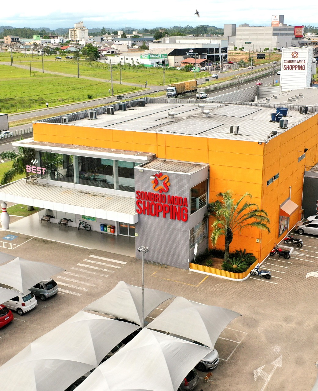 Sombrio Moda Shopping celebra 10 anos com promoção exclusiva Vista externa do Sombrio Moda Shopping com a fachada moderna e a entrada principal.